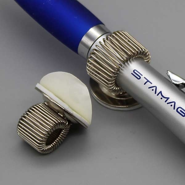 Stifthalter aus Metall, Boden ø = 20 mm, mit flexibler Schlaufe, selbstklebend